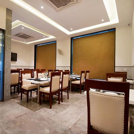 Hotel Z Suite-Near Delhi Airport Нью-Дели Экстерьер фото