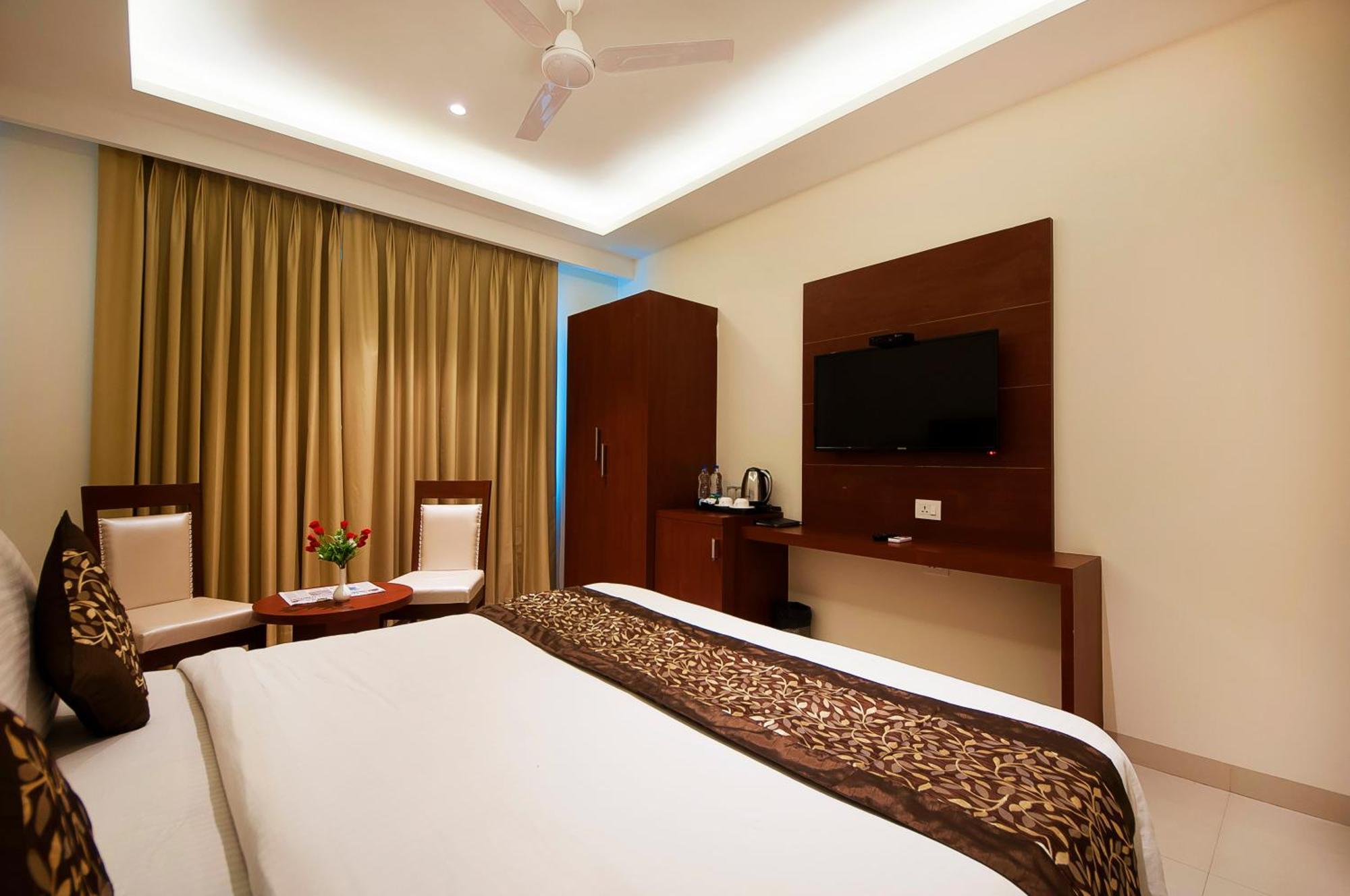 Hotel Z Suite-Near Delhi Airport Нью-Дели Экстерьер фото