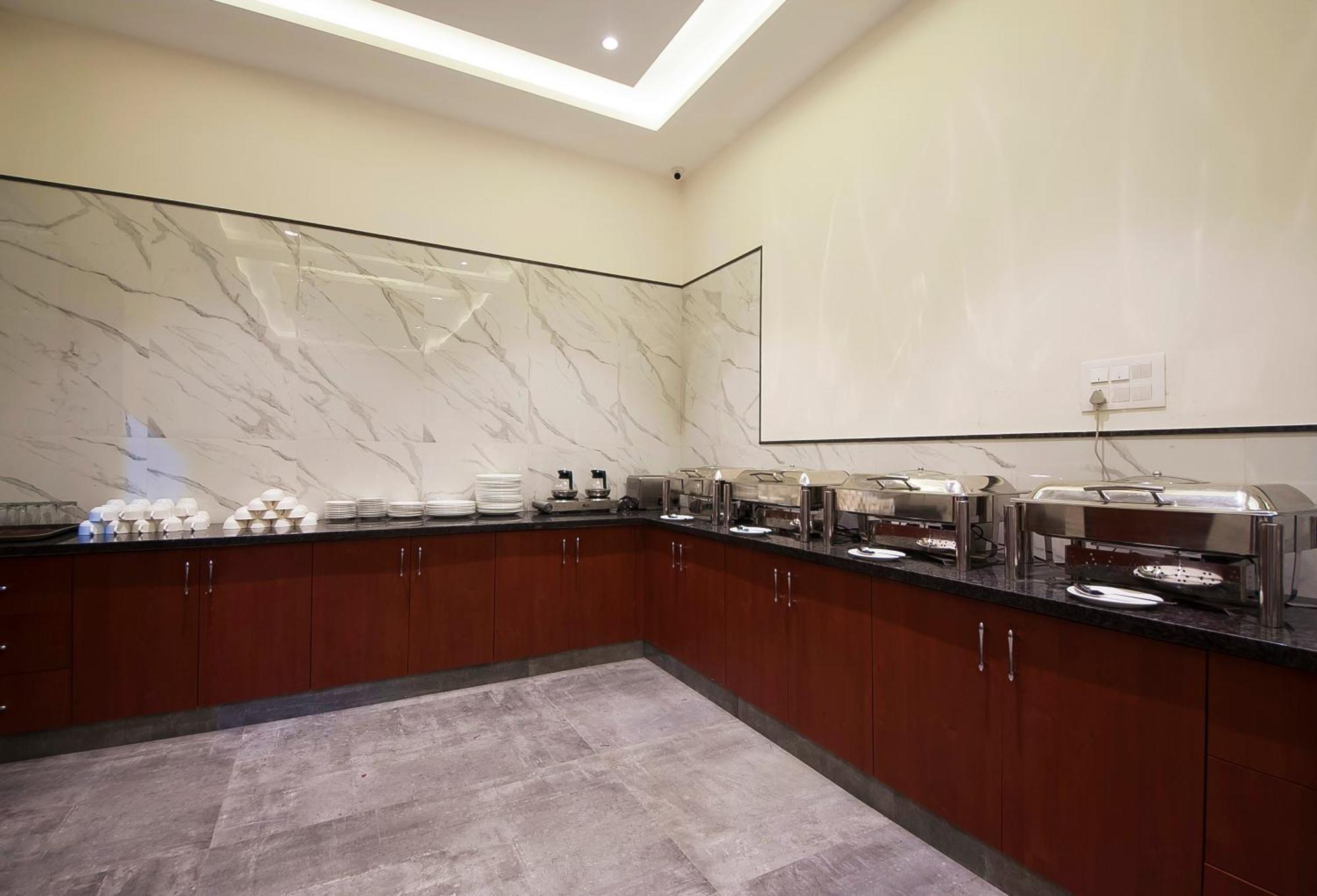 Hotel Z Suite-Near Delhi Airport Нью-Дели Экстерьер фото