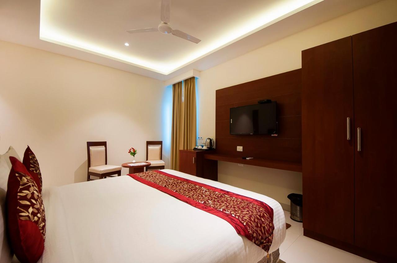 Hotel Z Suite-Near Delhi Airport Нью-Дели Экстерьер фото