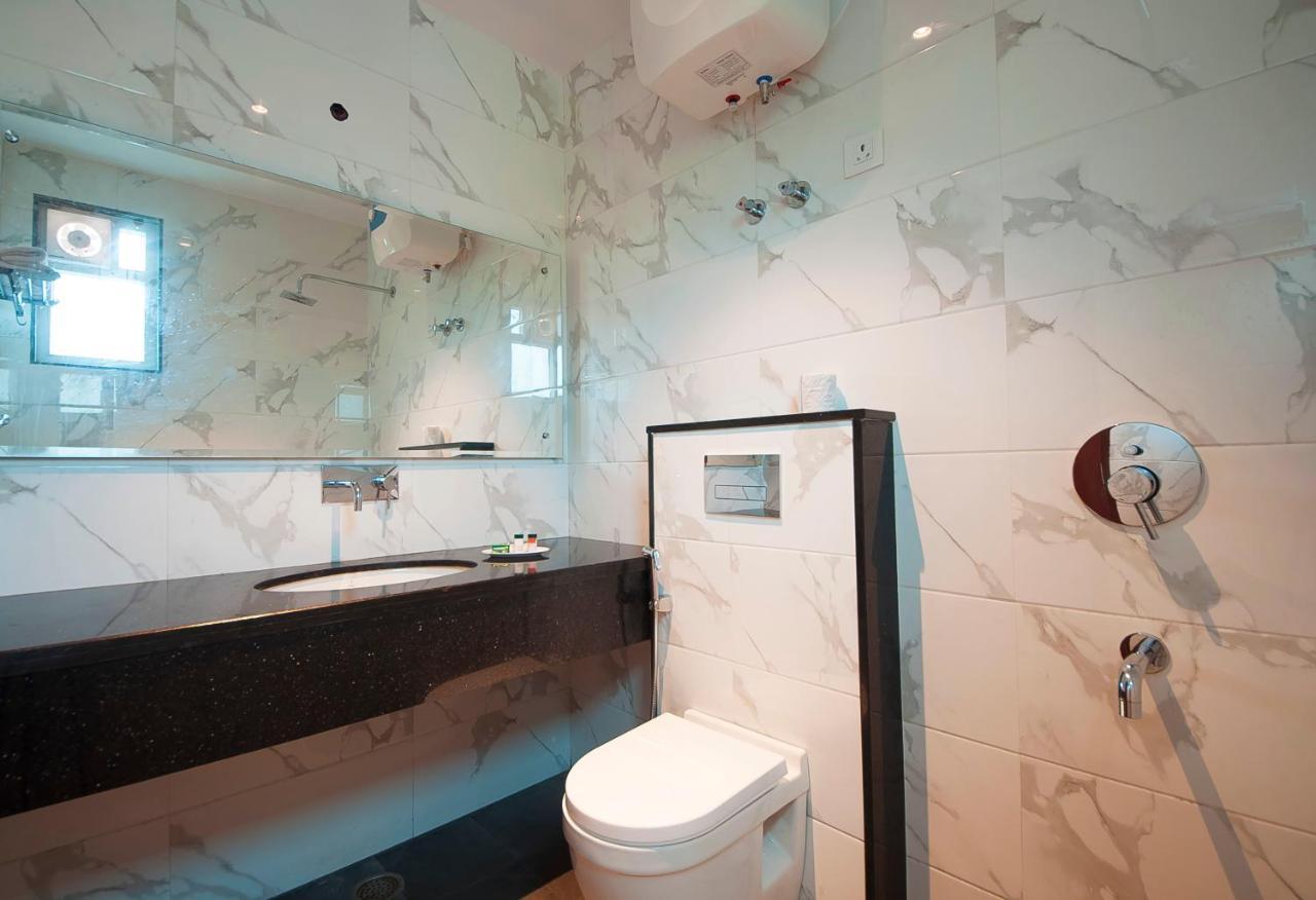 Hotel Z Suite-Near Delhi Airport Нью-Дели Экстерьер фото